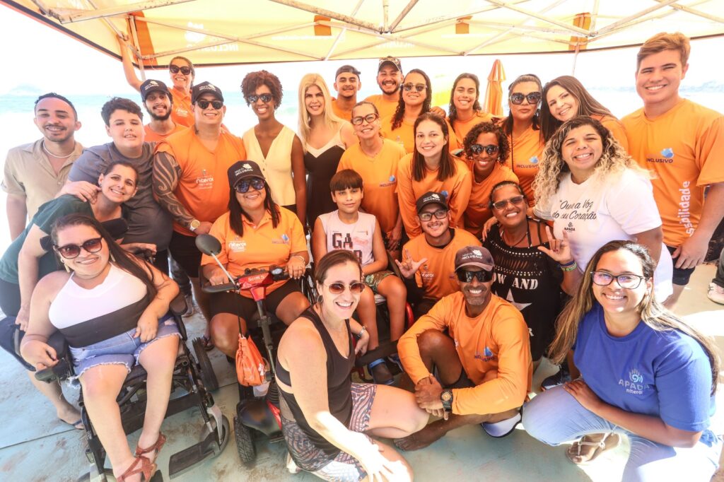 Secretária Isadora Nascimento e equipe em Niterói, projeto Praia Sem Barreiras.