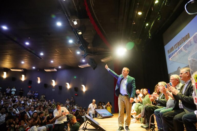 Prefeito Rodrigo Neves apresenta o plano estratégico Niterói Que Queremos 2025-2050 em evento na cidade.