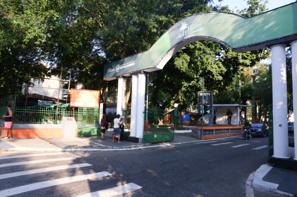Pessoas sendo atendidas em tendas da Prefeitura Móvel no bairro Fonseca em Niterói