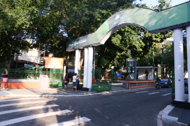 Pessoas sendo atendidas em tendas da Prefeitura Móvel no bairro Fonseca em Niterói