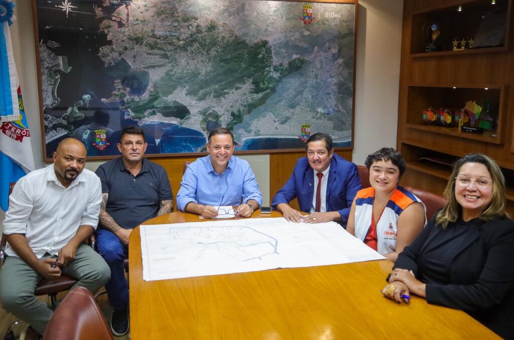 Projeto de urbanização do Morro da Penha em Niterói com plano inclinado e contenção de encostas.