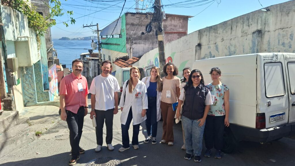 Profissionais de saúde italianos e brasileiros em visita técnica no Programa Médico de Família de Niterói.