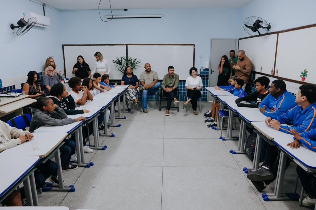 Estudantes e comunidade escolar em roda de conversa com secretário de Educação de Niterói.