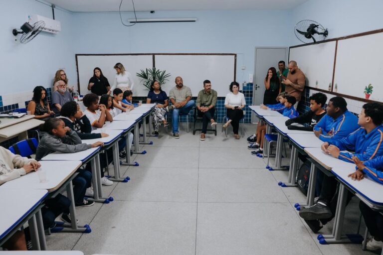 Estudantes e comunidade escolar em roda de conversa com secretário de Educação de Niterói.