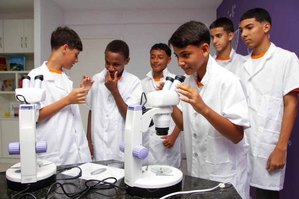 Alunos em atividade escolar em Niterói, representando os projetos educacionais de ciência e inovação.