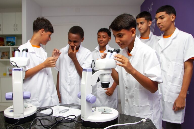 Alunos em atividade escolar em Niterói, representando os projetos educacionais de ciência e inovação.