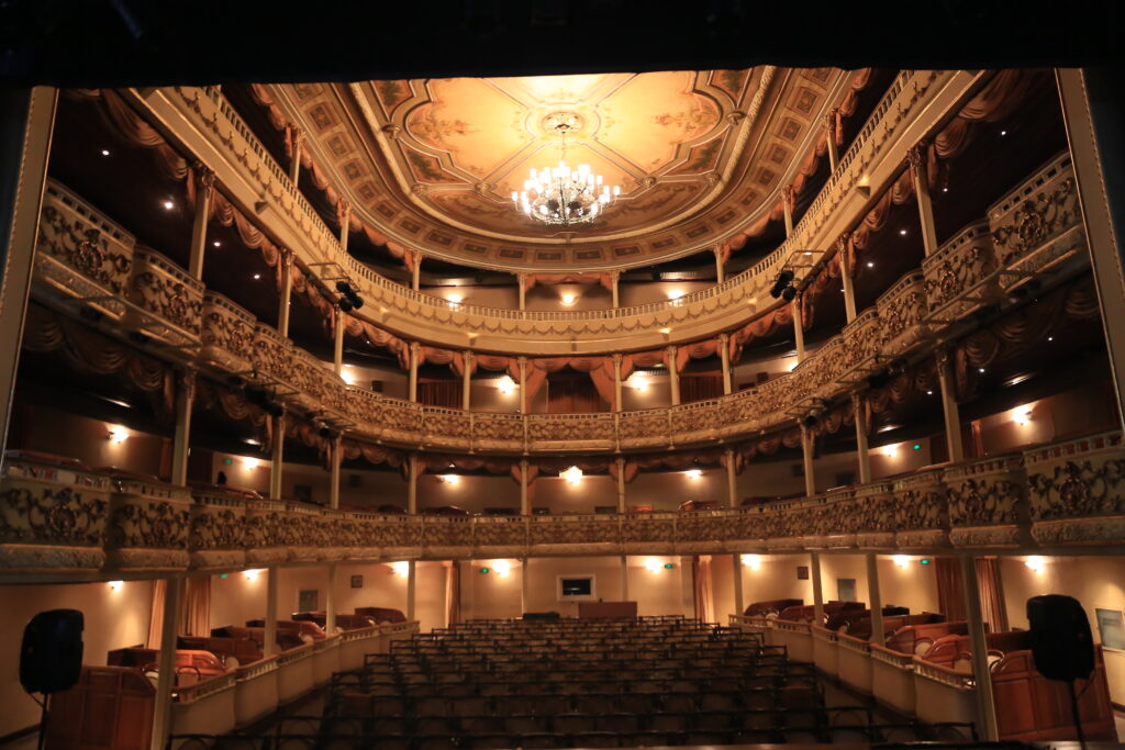 Lideranças femininas em reunião sobre enfrentamento ao feminicídio no Theatro Municipal de Niterói.