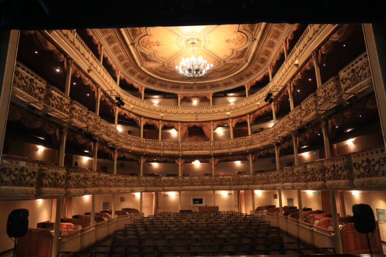 Lideranças femininas em reunião sobre enfrentamento ao feminicídio no Theatro Municipal de Niterói.