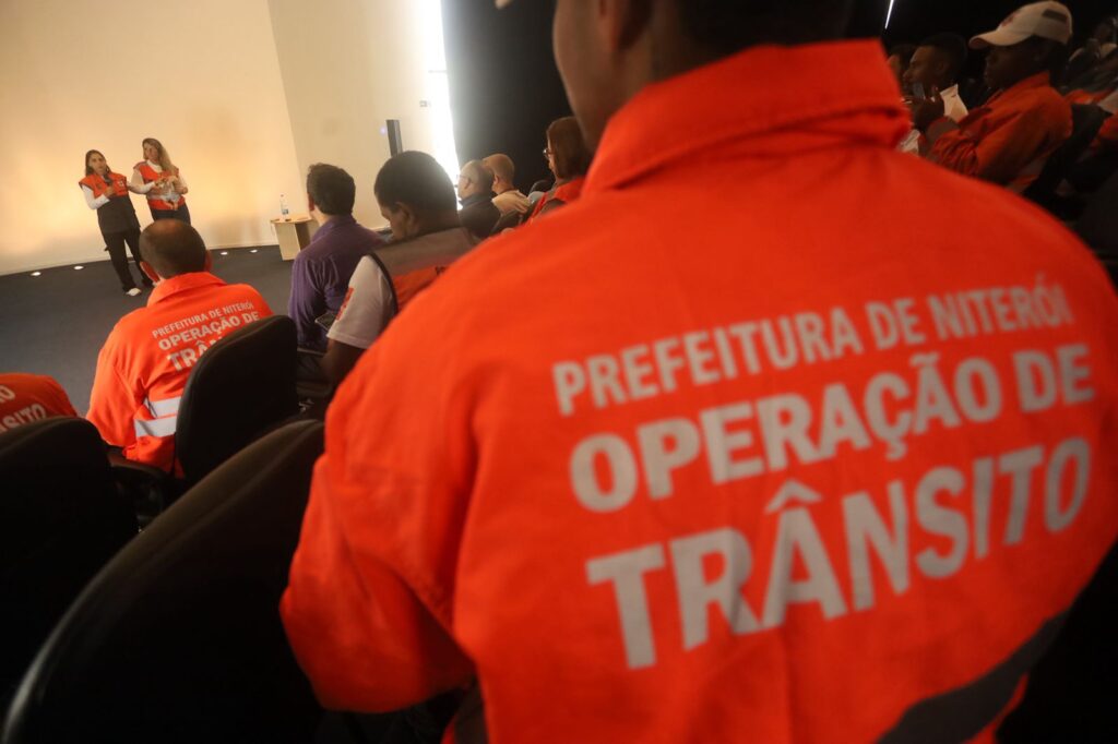Operadores e agentes de trânsito de Niterói aprendem técnicas de primeiros socorros em treinamento.