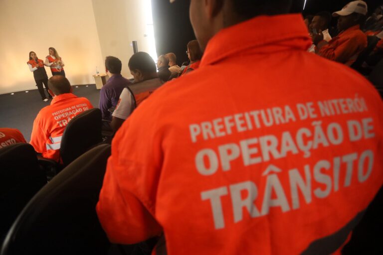 Operadores e agentes de trânsito de Niterói aprendem técnicas de primeiros socorros em treinamento.