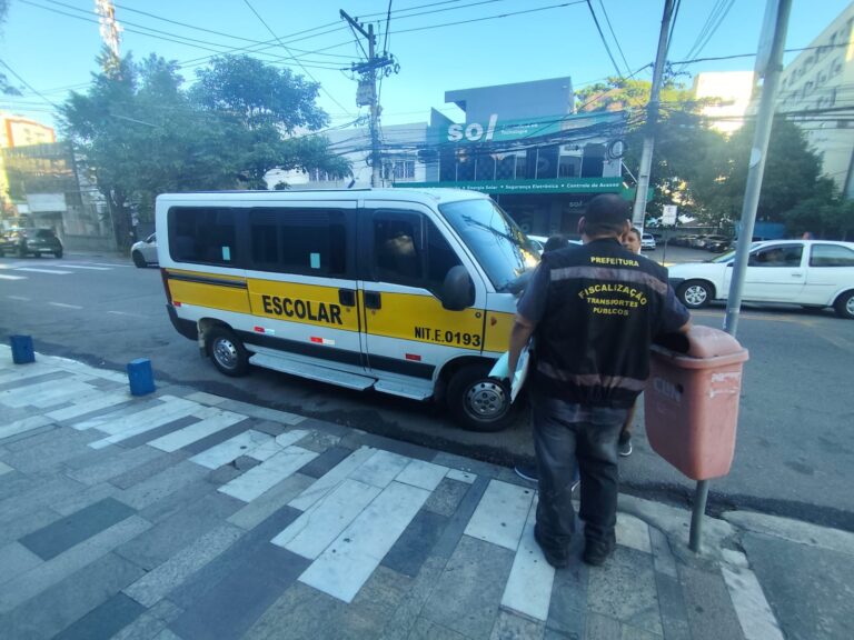Fiscais da Subsecretaria de Transportes de Niterói em operação de fiscalização de transporte escolar na Zona Norte.
