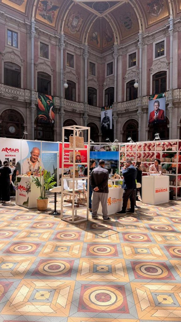 Diretor da Amar em feira internacional em Portugal, apresentando produtos de Maricá e anunciando parceria para mexilhões.