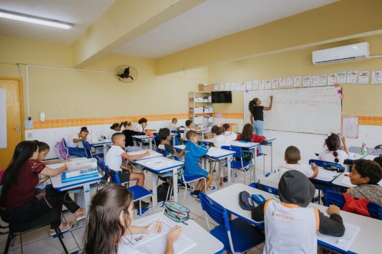 Imagem ilustrativa de livros e materiais de estudo, representando a produção de conhecimento na educação de Niterói.