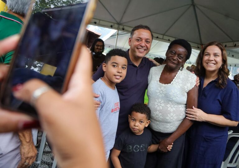 Prefeito Rodrigo Neves e primeira-dama Fernanda Neves em festa do Dia do Trabalhador no Sintronac, Niterói.