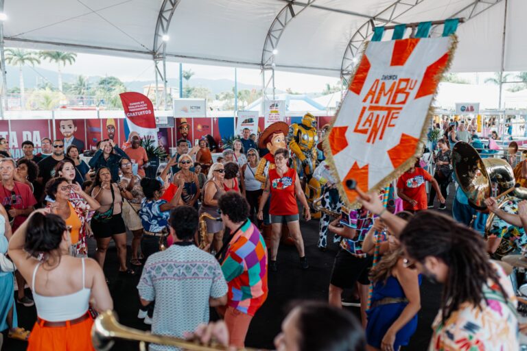 Pessoas em evento do Dia do Trabalhador em Maricá recebem atendimento e assistem a apresentações no Parque Nanci.