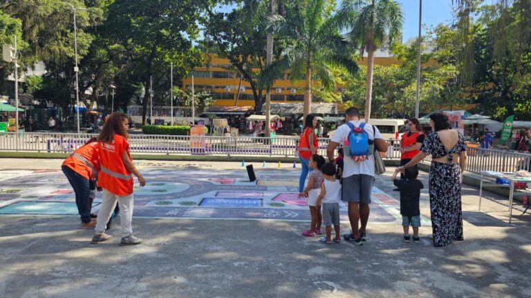 Crianças aprendem segurança no trânsito em minipista interativa no Campo de São Bento, Niterói