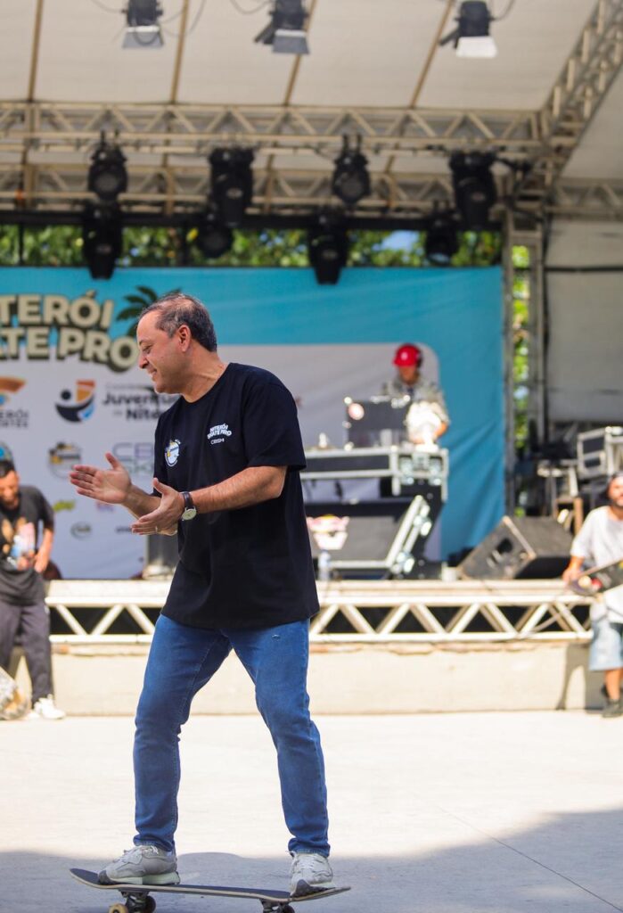 Prefeito Rodrigo Neves conversando com atletas e arriscando manobras no Niterói Skate Pro, em São Francisco.