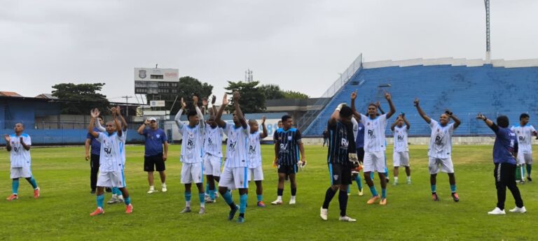 Jogadores do Ceres/EC Originários com pinturas corporais e uniformes de futebol em campo, celebrando a vitória