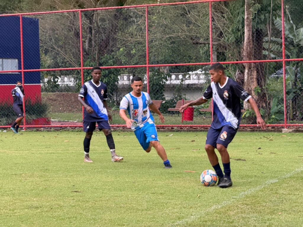 Jogadores de futebol amador em campo durante partida da Taça Cidade de Maricá, em Maricá, RJ.