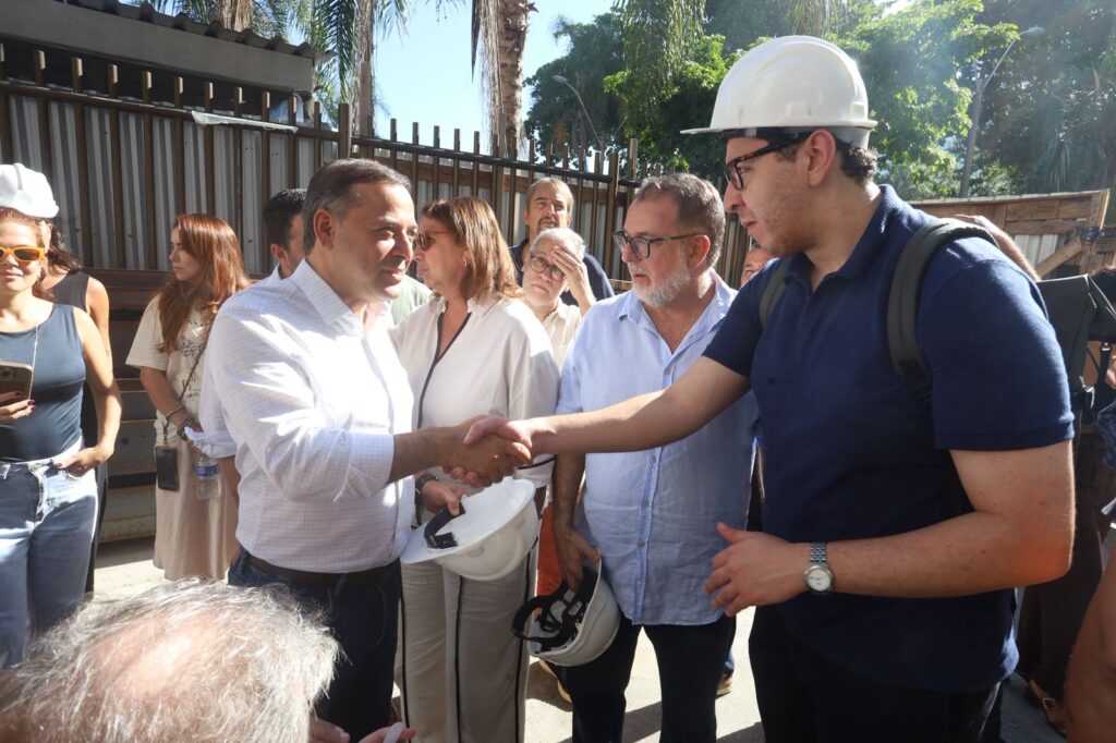Prefeito e reitor vistam obras do Cinema Icaraí em Niterói, que se tornará Cine Concerto Sérgio Mendes e sede da Orquestra UFF.