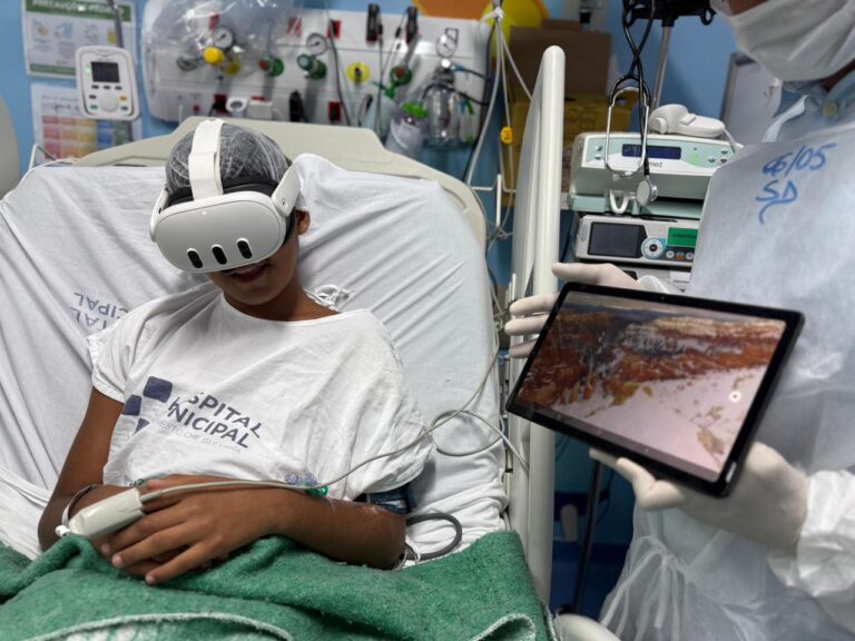 Paciente utilizando óculos de realidade virtual em terapia de reabilitação no Hospital Municipal de Maricá.