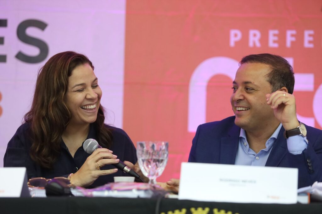 Prefeito Rodrigo Neves e secretários da Prefeitura de Niterói em reunião para discutir o Plano de Metas 2026.