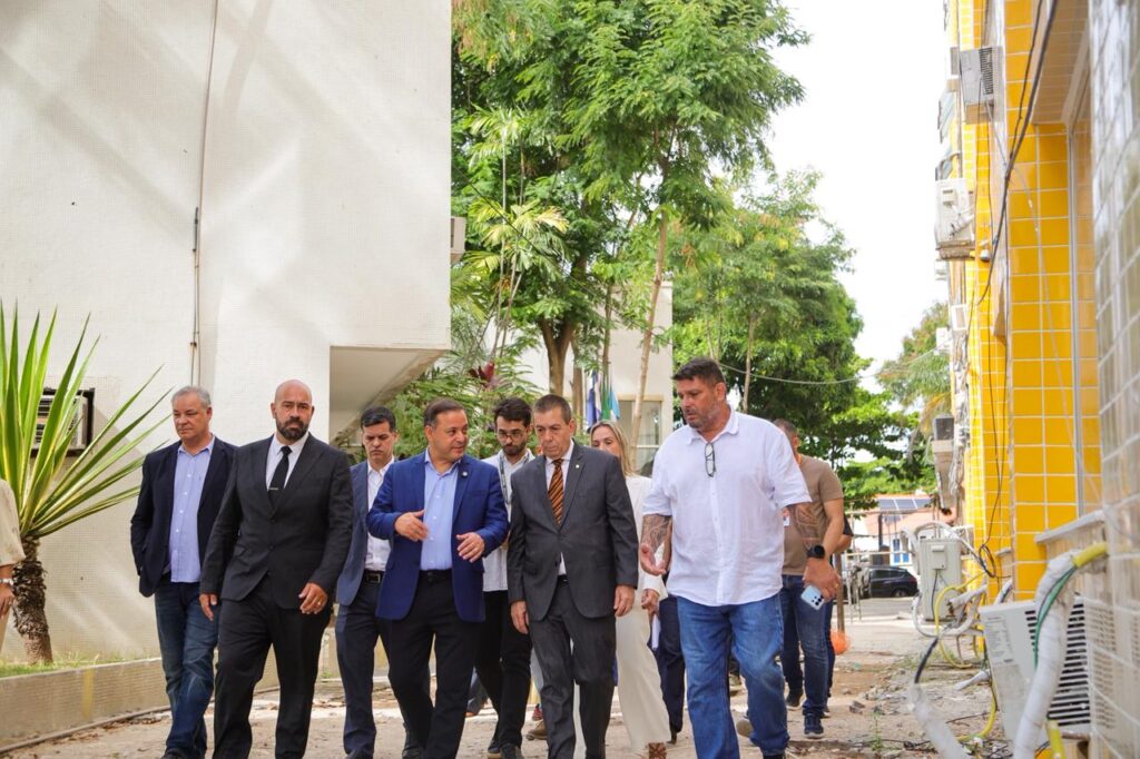 Prefeito Rodrigo Neves e autoridades vistoriando obras da Cidade da Polícia em Niterói
