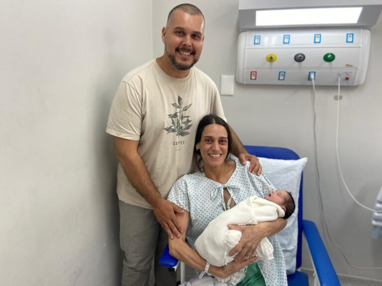 Maternidade Municipal Alzira Reis em Niterói, vista externa, com estrutura moderna e vista para o mar.