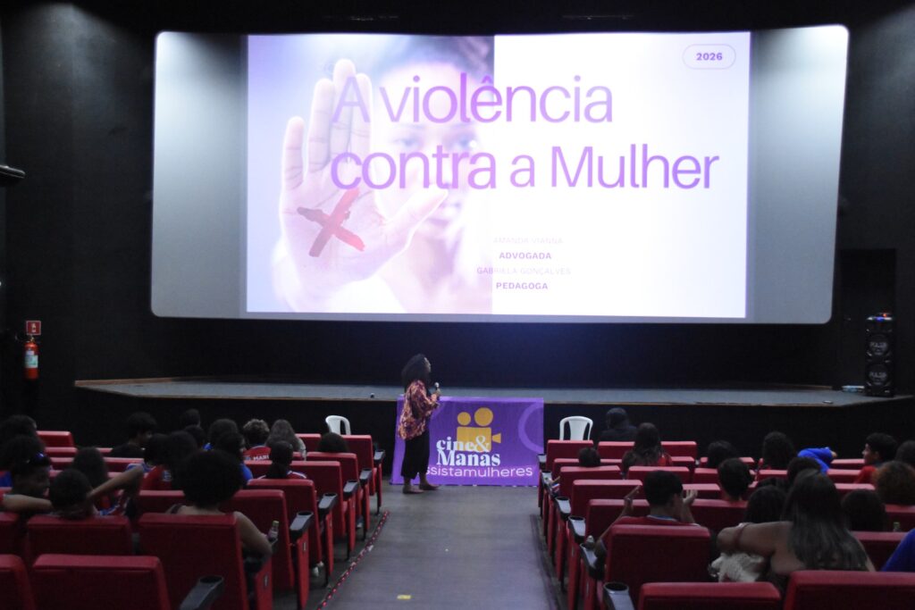 Estudantes e especialistas em roda de conversa sobre violência de gênero no Cine Henfil, Maricá.