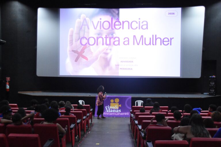 Estudantes e especialistas em roda de conversa sobre violência de gênero no Cine Henfil, Maricá.