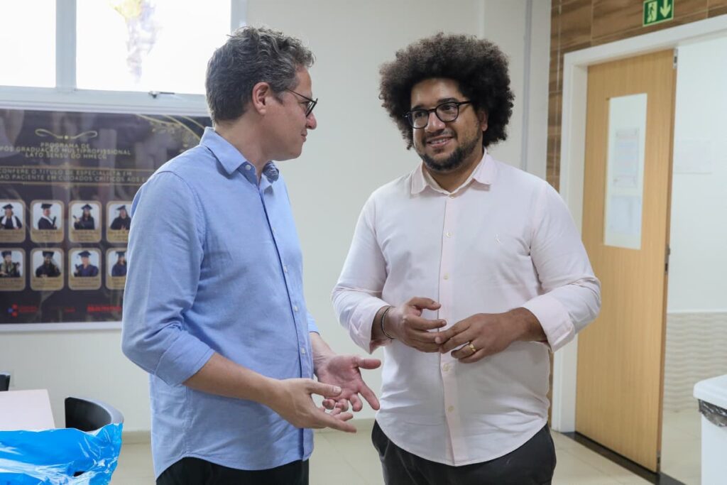 Diretor da Anvisa, Thiago Campos, e autoridades de Maricá em visita a instalações de saúde para debate sobre cannabis medicinal.