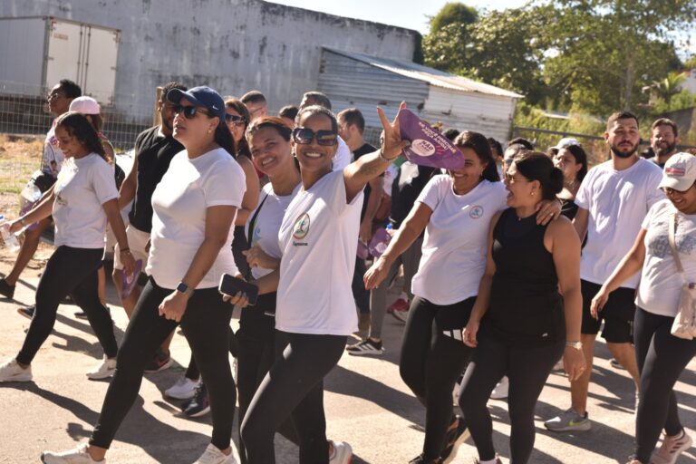 Moradores participam da Grande Caminhada do Bem em São José do Imbassaí, Maricá, celebrando o Programa Viver Bem.