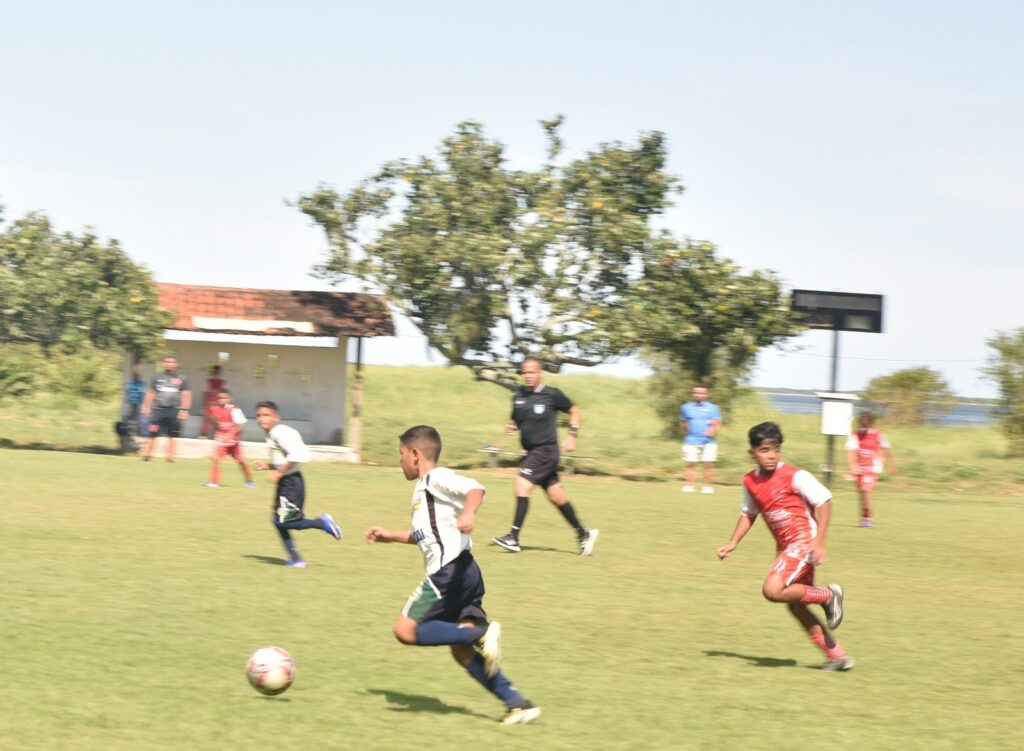 Jogadores de futebol da categoria Sub-11 em campo durante a Taça Cidade de Maricá 2026.