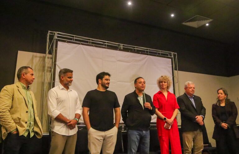 Prefeito Rodrigo Neves em evento sobre mobilidade ativa em Niterói com participantes internacionais e autoridades.