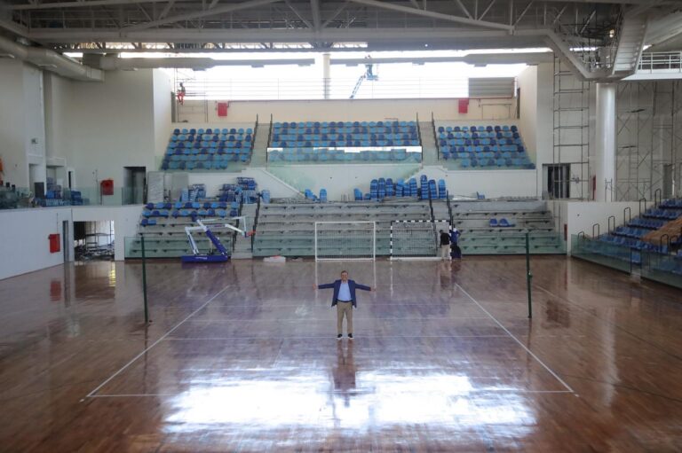 Prefeito Rodrigo Neves vistoria obras da Arena Niterói antes da inauguração e show de Roberto Carlos.
