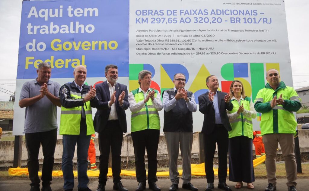 Prefeito de Niterói, Rodrigo Neves, e Ministro dos Transportes em cerimônia de início das obras da BR-101