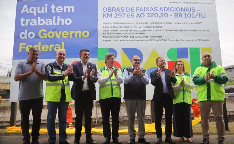 Prefeito de Niterói, Rodrigo Neves, e Ministro dos Transportes em cerimônia de início das obras da BR-101