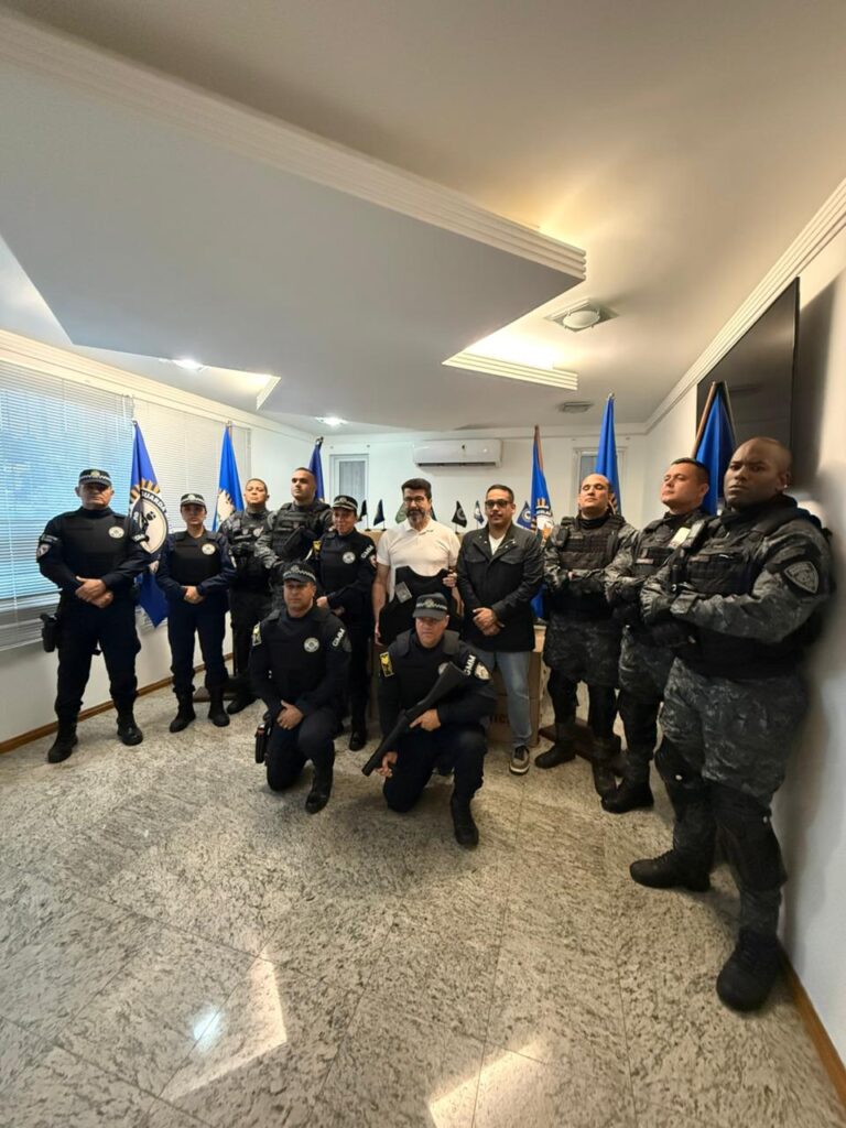 Agentes da Guarda Municipal de Maricá recebem novos coletes balísticos em cerimônia oficial da Prefeitura.
