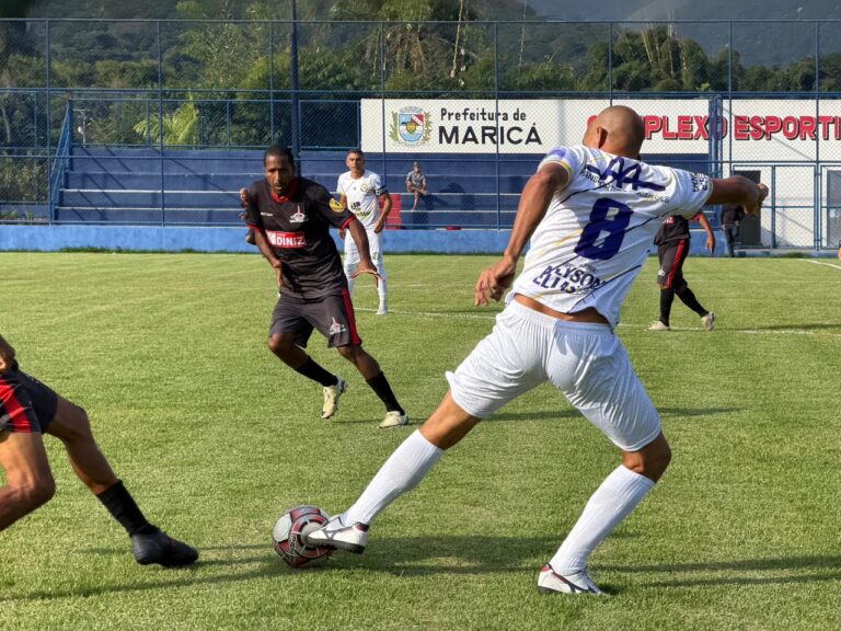 Jogadores de futebol amador em campo durante partida da Taça Cidade de Maricá em Maricá.