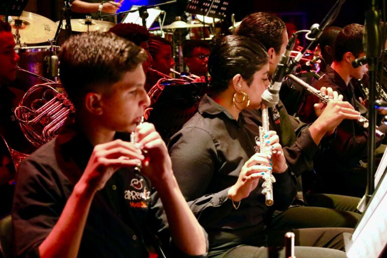 Orquestra Sinfônica e de Sopros do Aprendiz Musical se apresentando no Theatro Municipal de Niterói.