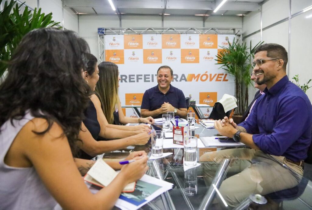Prefeito Rodrigo Neves anuncia antecipação do 13º salário no Horto do Fonseca, Niterói, para servidores.