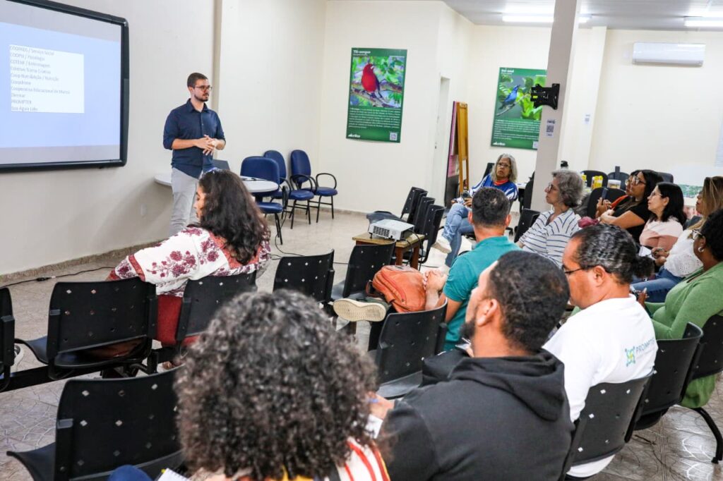 Grupo de empreendedores e cooperativistas em sala de aula durante curso de gestão estratégica em Maricá.