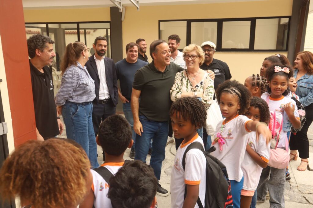 Prefeito Rodrigo Neves e secretária Julia Pacheco em visita ao Centro Cultural Cauby Peixoto em Niterói.