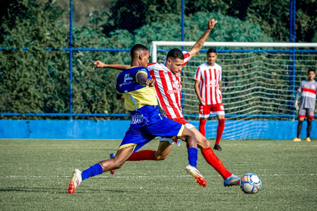 Jogadores de futebol amador em campo durante partida da Taça Cidade de Maricá em Maricá