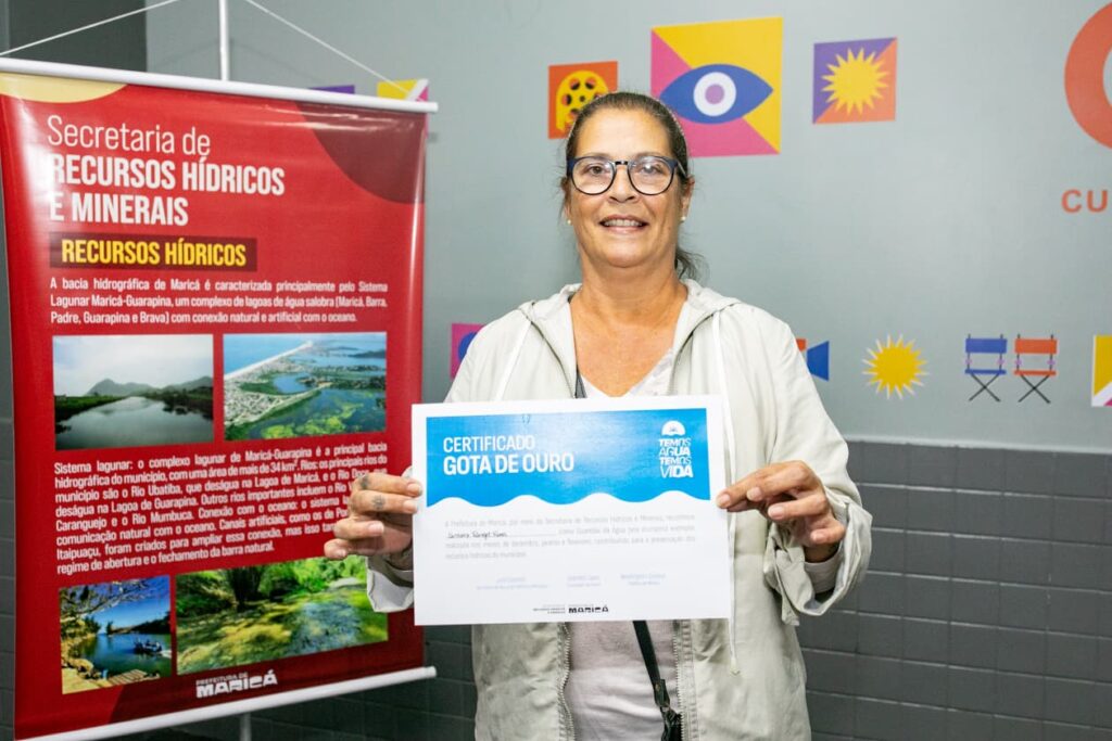 Moradores de Maricá recebem certificado Gota de Ouro da prefeitura por economia de água em cerimônia.