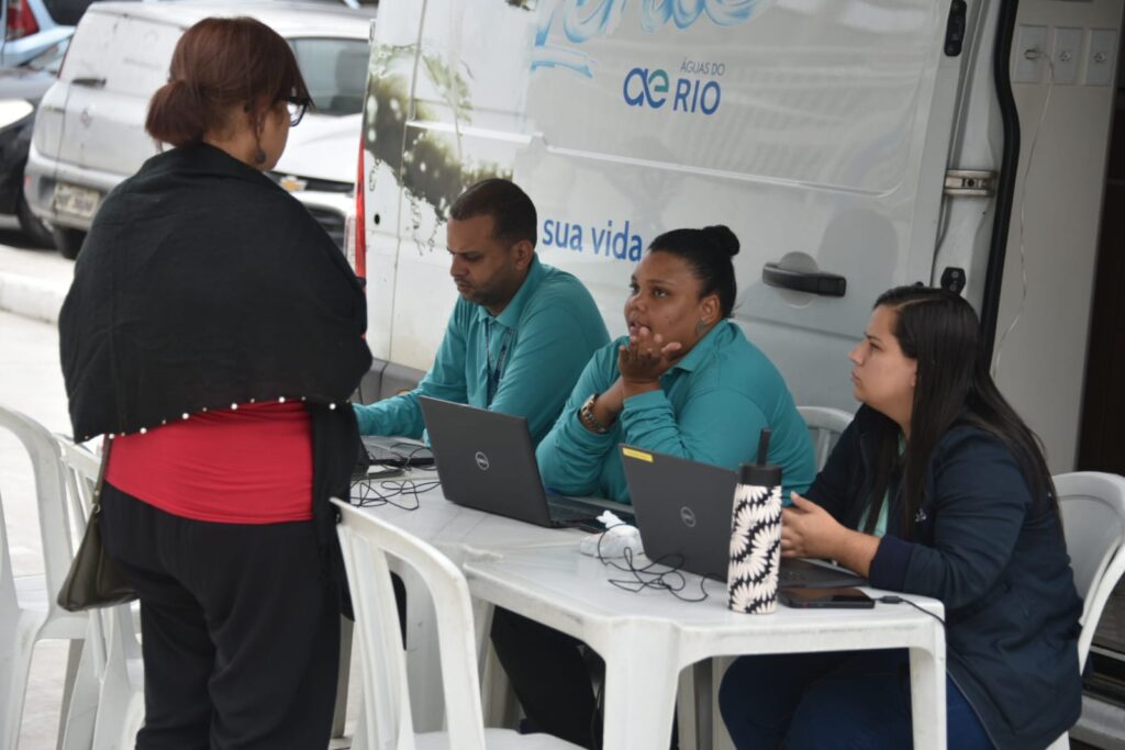 Pessoas são atendidas em balcões de atendimento durante mutirão de renegociação de dívidas em Maricá.