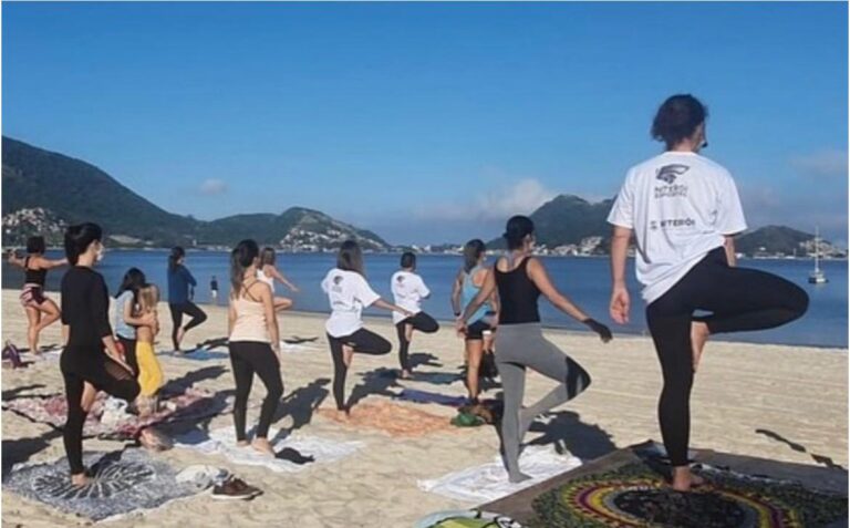 Aula de yoga gratuita na Praia de Icaraí, Niterói, para celebrar o Dia das Mães. Projeto Niterói em Equilíbrio.