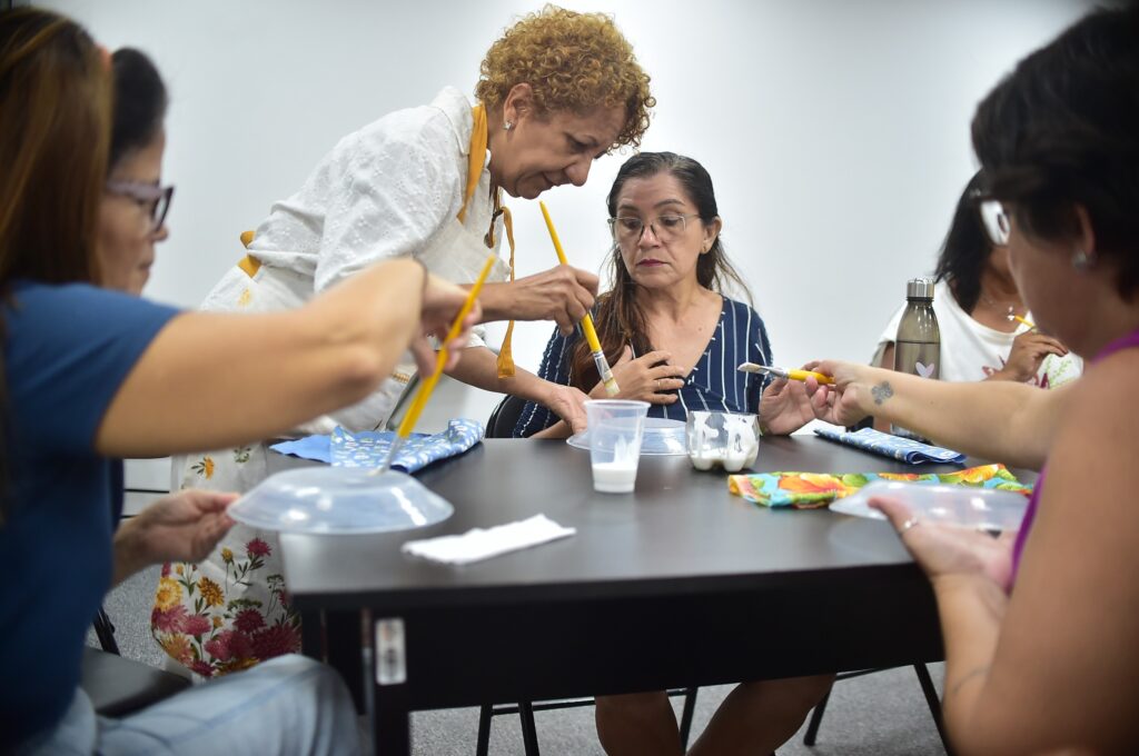 Mulheres participam de oficina de artesanato no Solar Notre Rêve, em Niterói, para promover autonomia e geração de renda.