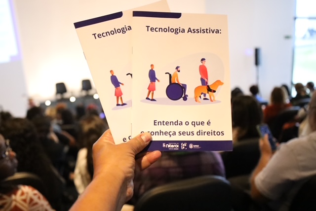 Secretária nacional Isadora Nascimento e autoridades em debate sobre acessibilidade e antirracismo em Niterói.