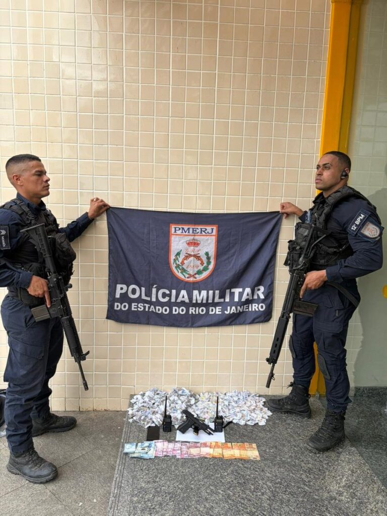 Policiais militares do 12º BPM em Niterói durante operação que resultou na prisão de três criminosos e apreensão de armas.